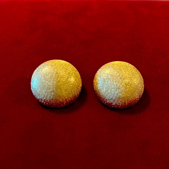 Vintage Monet Signed Clip On Earrings - Picture 1 of 2
